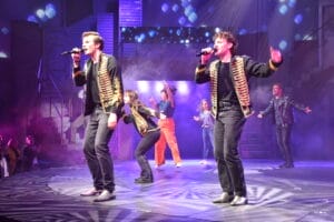 Musical "Abenteuerland": Cast überreicht Spendencheck in Höhe von 68.500 Euro an "Die Arche"! &raquo; Abenteuerland