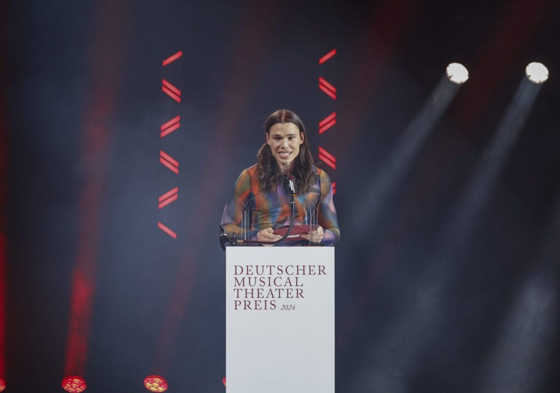 Deutscher Musical Theater Preis 2024 - Die Gala im Theater des Westens in Berlin, am 21.10.2024. Die Preisverleihung auf der Bühne im Theater des Westens.Der Deutsche Musical Theater Preis ist einer der wichtigsten Bühnenpreise Deutschlands und zudem die einzige Auszeichnung für deutschsprachige Musicals, die von Profis an Profis verliehen wird. In 16 Kategorien nominiert die Deutsche Musical Akademie herausragende deutschsprachige Musicalproduktionen aus der Spielzeit 2023/2024 und lobt einen Ehrenpreis aus. Der Deutsche Musical Theater Preis wird am 21. Oktober im Rahmen einer großen Gala im Theater des Westens in Berlin verliehen. Durch den Abend führt Jannik Schümann. Zur Preisverleihung sind zahlreiche prominente Gäste aus Kultur, Politik und Show-Business eingeladen.Photo: Deutsche Musical Akademie/mmacm.com