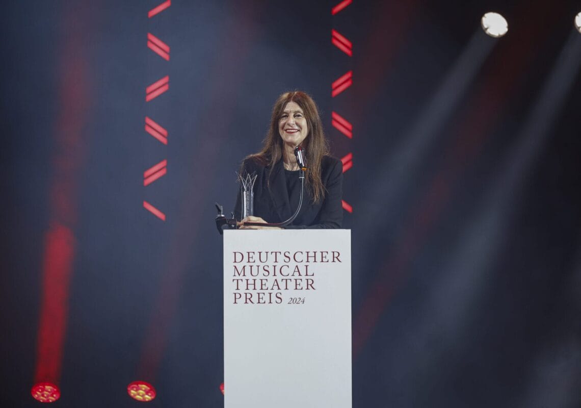 Deutscher Musical Theater Preis 2024 - Die Gala im Theater des Westens in Berlin, am 21.10.2024. 

Die Preisverleihung auf der Bühne im Theater des Westens.

Der Deutsche Musical Theater Preis ist einer der wichtigsten Bühnenpreise Deutschlands und zudem die einzige Auszeichnung für deutschsprachige Musicals, die von Profis an Profis verliehen wird. In 16 Kategorien nominiert die Deutsche Musical Akademie herausragende deutschsprachige Musicalproduktionen aus der Spielzeit 2023/2024 und lobt einen Ehrenpreis aus. Der Deutsche Musical Theater Preis wird am 21. Oktober im Rahmen einer großen Gala im Theater des Westens in Berlin verliehen. Durch den Abend führt Jannik Schümann. Zur Preisverleihung sind zahlreiche prominente Gäste aus Kultur, Politik und Show-Business eingeladen.
Photo: Deutsche Musical Akademie/mmacm.com