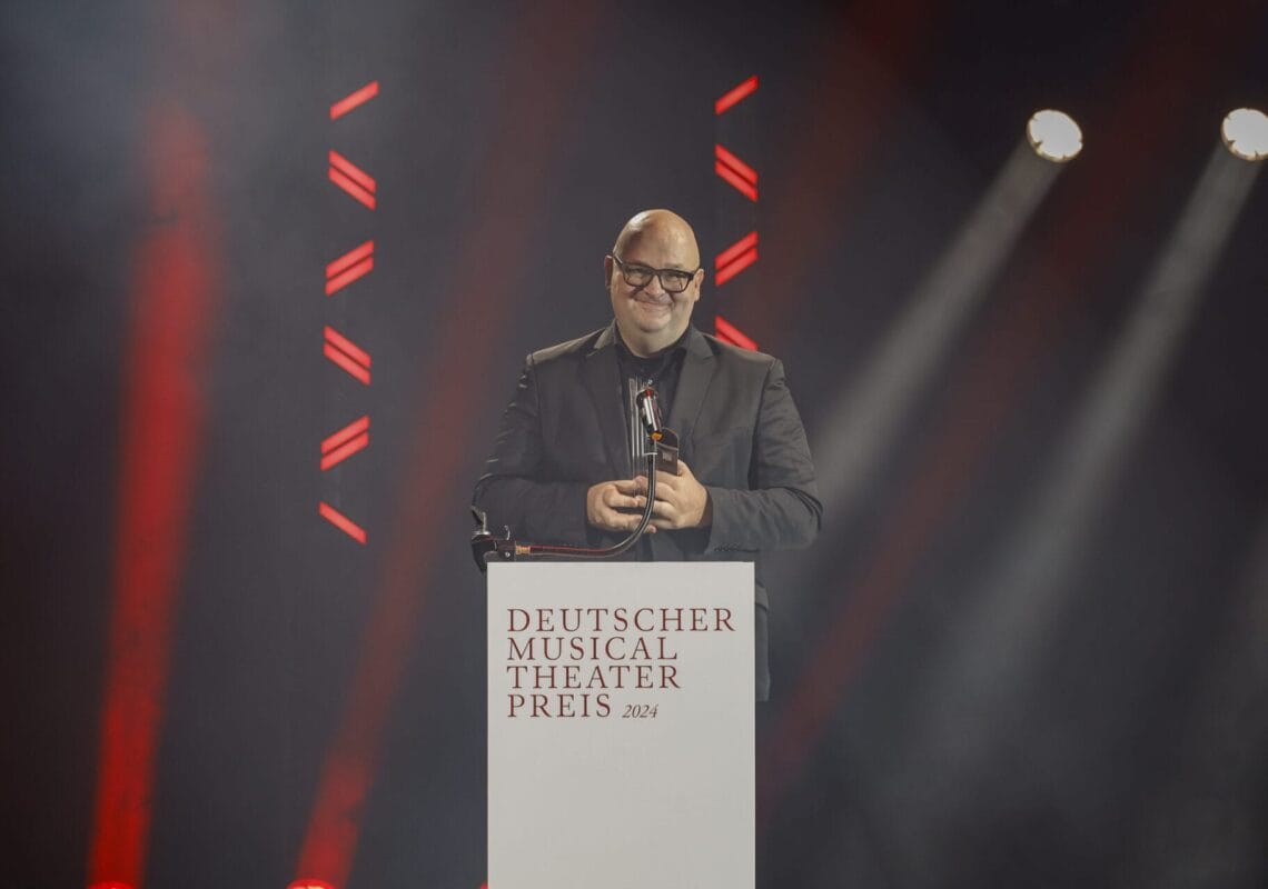 Deutscher Musical Theater Preis 2024 - Die Gala im Theater des Westens in Berlin, am 21.10.2024. Die Preisverleihung auf der Bühne im Theater des Westens.Der Deutsche Musical Theater Preis ist einer der wichtigsten Bühnenpreise Deutschlands und zudem die einzige Auszeichnung für deutschsprachige Musicals, die von Profis an Profis verliehen wird. In 16 Kategorien nominiert die Deutsche Musical Akademie herausragende deutschsprachige Musicalproduktionen aus der Spielzeit 2023/2024 und lobt einen Ehrenpreis aus. Der Deutsche Musical Theater Preis wird am 21. Oktober im Rahmen einer großen Gala im Theater des Westens in Berlin verliehen. Durch den Abend führt Jannik Schümann. Zur Preisverleihung sind zahlreiche prominente Gäste aus Kultur, Politik und Show-Business eingeladen.Photo: Deutsche Musical Akademie/mmacm.com