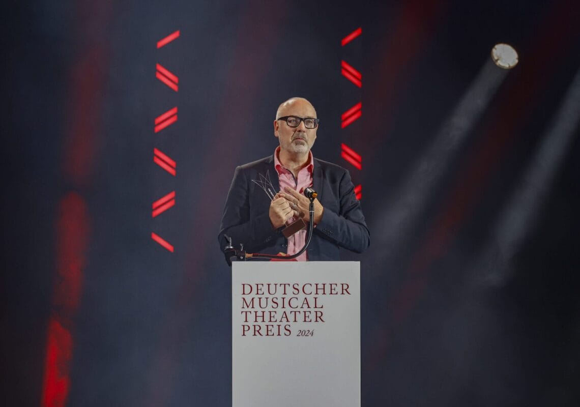 Deutscher Musical Theater Preis 2024 - Die Gala im Theater des Westens in Berlin, am 21.10.2024. Die Preisverleihung auf der Bühne im Theater des Westens.Der Deutsche Musical Theater Preis ist einer der wichtigsten Bühnenpreise Deutschlands und zudem die einzige Auszeichnung für deutschsprachige Musicals, die von Profis an Profis verliehen wird. In 16 Kategorien nominiert die Deutsche Musical Akademie herausragende deutschsprachige Musicalproduktionen aus der Spielzeit 2023/2024 und lobt einen Ehrenpreis aus. Der Deutsche Musical Theater Preis wird am 21. Oktober im Rahmen einer großen Gala im Theater des Westens in Berlin verliehen. Durch den Abend führt Jannik Schümann. Zur Preisverleihung sind zahlreiche prominente Gäste aus Kultur, Politik und Show-Business eingeladen.Photo: Deutsche Musical Akademie/mmacm.com