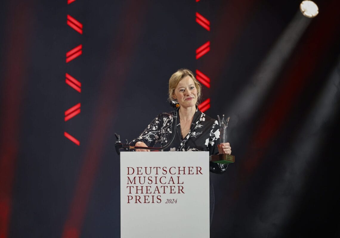 Deutscher Musical Theater Preis 2024 - Die Gala im Theater des Westens in Berlin, am 21.10.2024. Die Preisverleihung auf der Bühne im Theater des Westens.Der Deutsche Musical Theater Preis ist einer der wichtigsten Bühnenpreise Deutschlands und zudem die einzige Auszeichnung für deutschsprachige Musicals, die von Profis an Profis verliehen wird. In 16 Kategorien nominiert die Deutsche Musical Akademie herausragende deutschsprachige Musicalproduktionen aus der Spielzeit 2023/2024 und lobt einen Ehrenpreis aus. Der Deutsche Musical Theater Preis wird am 21. Oktober im Rahmen einer großen Gala im Theater des Westens in Berlin verliehen. Durch den Abend führt Jannik Schümann. Zur Preisverleihung sind zahlreiche prominente Gäste aus Kultur, Politik und Show-Business eingeladen.Photo: Deutsche Musical Akademie/mmacm.com