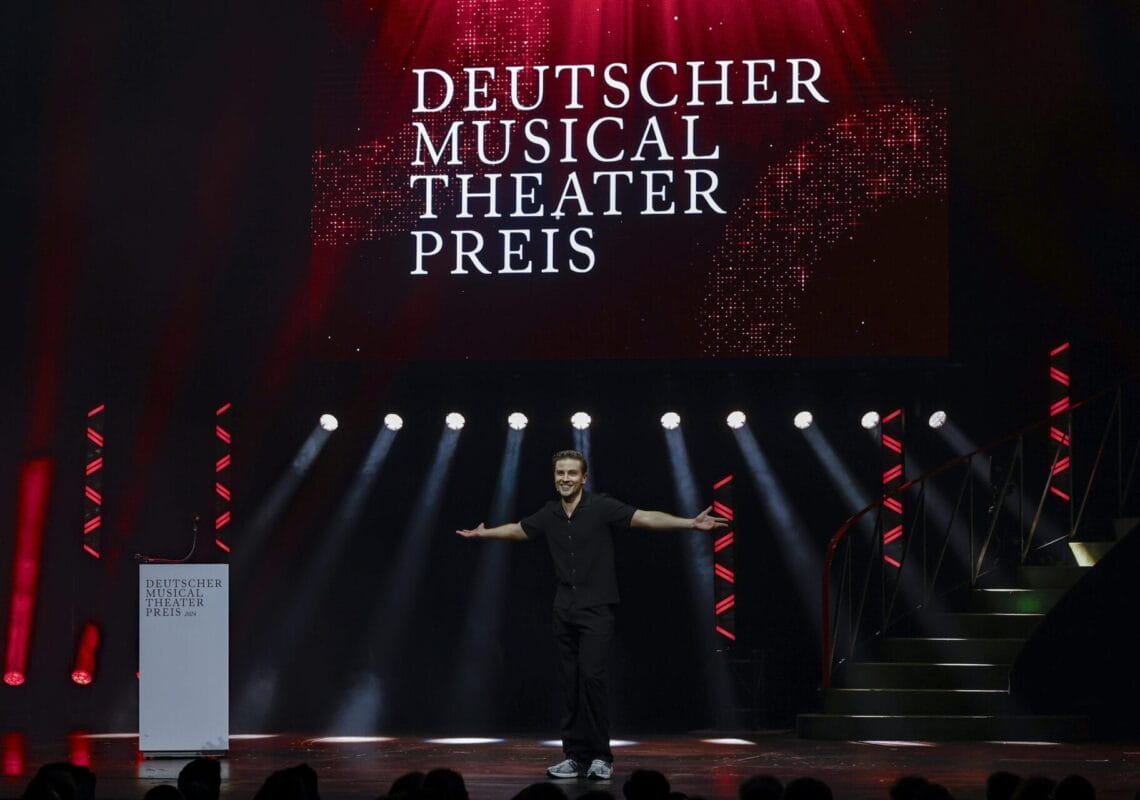 Deutscher Musical Theater Preis 2024 - Die Gala im Theater des Westens in Berlin, am 21.10.2024. Die Preisverleihung auf der Bühne im Theater des Westens.Der Deutsche Musical Theater Preis ist einer der wichtigsten Bühnenpreise Deutschlands und zudem die einzige Auszeichnung für deutschsprachige Musicals, die von Profis an Profis verliehen wird. In 16 Kategorien nominiert die Deutsche Musical Akademie herausragende deutschsprachige Musicalproduktionen aus der Spielzeit 2023/2024 und lobt einen Ehrenpreis aus. Der Deutsche Musical Theater Preis wird am 21. Oktober im Rahmen einer großen Gala im Theater des Westens in Berlin verliehen. Durch den Abend führt Jannik Schümann. Zur Preisverleihung sind zahlreiche prominente Gäste aus Kultur, Politik und Show-Business eingeladen.Photo: Deutsche Musical Akademie/mmacm.com