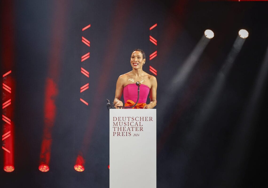 Deutscher Musical Theater Preis 2024 - Die Gala im Theater des Westens in Berlin, am 21.10.2024. Die Preisverleihung auf der Bühne im Theater des Westens.Der Deutsche Musical Theater Preis ist einer der wichtigsten Bühnenpreise Deutschlands und zudem die einzige Auszeichnung für deutschsprachige Musicals, die von Profis an Profis verliehen wird. In 16 Kategorien nominiert die Deutsche Musical Akademie herausragende deutschsprachige Musicalproduktionen aus der Spielzeit 2023/2024 und lobt einen Ehrenpreis aus. Der Deutsche Musical Theater Preis wird am 21. Oktober im Rahmen einer großen Gala im Theater des Westens in Berlin verliehen. Durch den Abend führt Jannik Schümann. Zur Preisverleihung sind zahlreiche prominente Gäste aus Kultur, Politik und Show-Business eingeladen.Photo: Deutsche Musical Akademie/mmacm.com