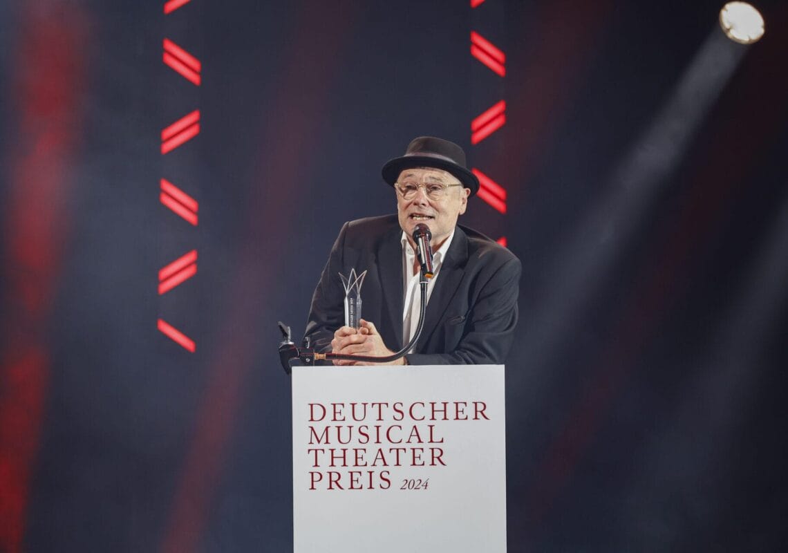 Deutscher Musical Theater Preis 2024 - Die Gala im Theater des Westens in Berlin, am 21.10.2024. Die Preisverleihung auf der Bühne im Theater des Westens.Der Deutsche Musical Theater Preis ist einer der wichtigsten Bühnenpreise Deutschlands und zudem die einzige Auszeichnung für deutschsprachige Musicals, die von Profis an Profis verliehen wird. In 16 Kategorien nominiert die Deutsche Musical Akademie herausragende deutschsprachige Musicalproduktionen aus der Spielzeit 2023/2024 und lobt einen Ehrenpreis aus. Der Deutsche Musical Theater Preis wird am 21. Oktober im Rahmen einer großen Gala im Theater des Westens in Berlin verliehen. Durch den Abend führt Jannik Schümann. Zur Preisverleihung sind zahlreiche prominente Gäste aus Kultur, Politik und Show-Business eingeladen.Photo: Deutsche Musical Akademie/mmacm.com