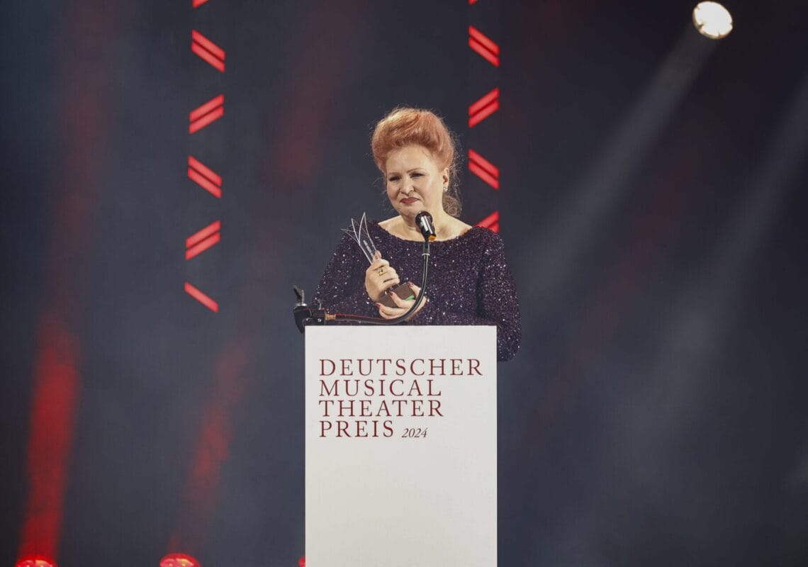 Deutscher Musical Theater Preis 2024 - Die Gala im Theater des Westens in Berlin, am 21.10.2024. Die Preisverleihung auf der Bühne im Theater des Westens.Der Deutsche Musical Theater Preis ist einer der wichtigsten Bühnenpreise Deutschlands und zudem die einzige Auszeichnung für deutschsprachige Musicals, die von Profis an Profis verliehen wird. In 16 Kategorien nominiert die Deutsche Musical Akademie herausragende deutschsprachige Musicalproduktionen aus der Spielzeit 2023/2024 und lobt einen Ehrenpreis aus. Der Deutsche Musical Theater Preis wird am 21. Oktober im Rahmen einer großen Gala im Theater des Westens in Berlin verliehen. Durch den Abend führt Jannik Schümann. Zur Preisverleihung sind zahlreiche prominente Gäste aus Kultur, Politik und Show-Business eingeladen.Photo: Deutsche Musical Akademie/mmacm.com
