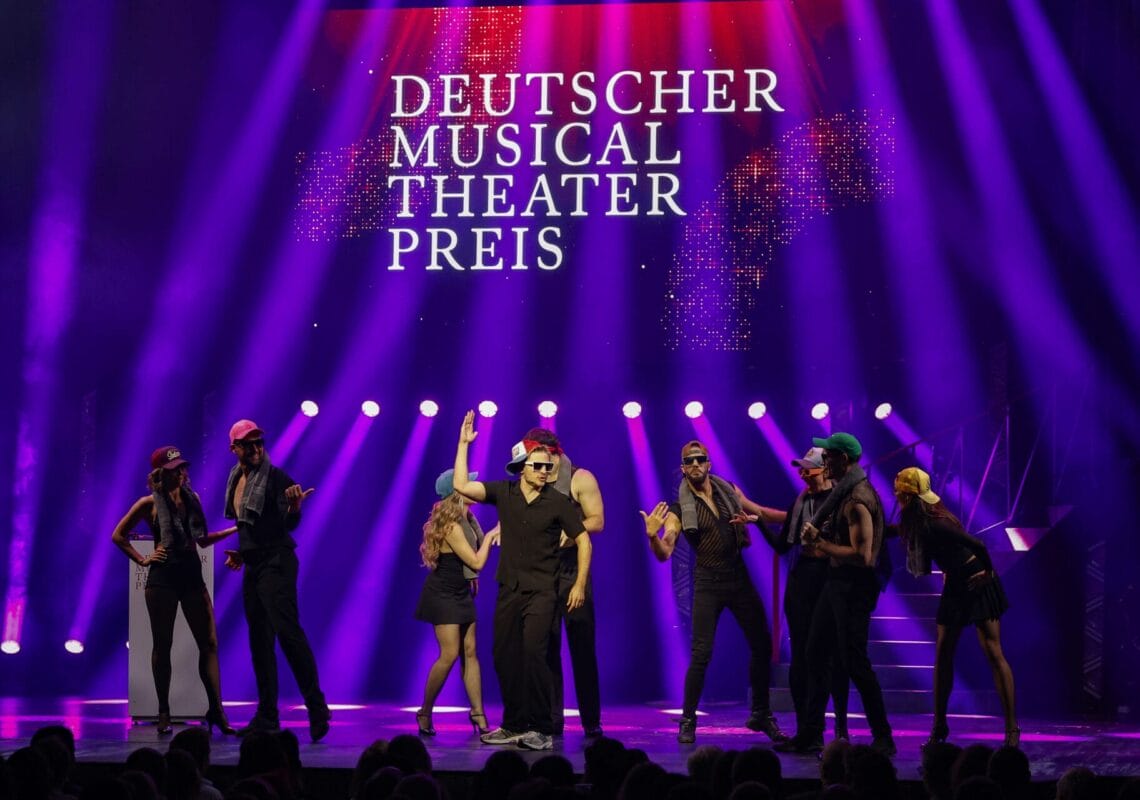 Deutscher Musical Theater Preis 2024 - Die Gala im Theater des Westens in Berlin, am 21.10.2024. Die Preisverleihung auf der Bühne im Theater des Westens.Der Deutsche Musical Theater Preis ist einer der wichtigsten Bühnenpreise Deutschlands und zudem die einzige Auszeichnung für deutschsprachige Musicals, die von Profis an Profis verliehen wird. In 16 Kategorien nominiert die Deutsche Musical Akademie herausragende deutschsprachige Musicalproduktionen aus der Spielzeit 2023/2024 und lobt einen Ehrenpreis aus. Der Deutsche Musical Theater Preis wird am 21. Oktober im Rahmen einer großen Gala im Theater des Westens in Berlin verliehen. Durch den Abend führt Jannik Schümann. Zur Preisverleihung sind zahlreiche prominente Gäste aus Kultur, Politik und Show-Business eingeladen.Photo: Deutsche Musical Akademie/mmacm.com