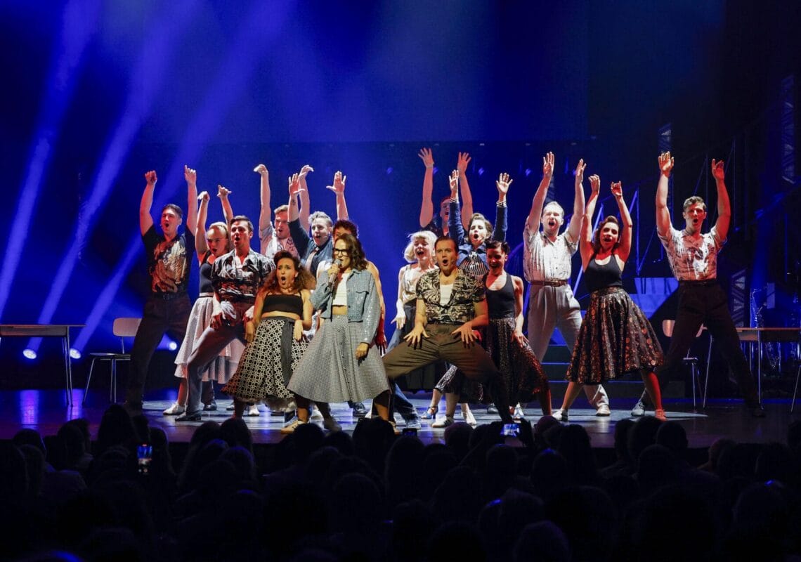 Deutscher Musical Theater Preis 2024 - Die Gala im Theater des Westens in Berlin, am 21.10.2024. 

Die Preisverleihung auf der Bühne im Theater des Westens.

Der Deutsche Musical Theater Preis ist einer der wichtigsten Bühnenpreise Deutschlands und zudem die einzige Auszeichnung für deutschsprachige Musicals, die von Profis an Profis verliehen wird. In 16 Kategorien nominiert die Deutsche Musical Akademie herausragende deutschsprachige Musicalproduktionen aus der Spielzeit 2023/2024 und lobt einen Ehrenpreis aus. Der Deutsche Musical Theater Preis wird am 21. Oktober im Rahmen einer großen Gala im Theater des Westens in Berlin verliehen. Durch den Abend führt Jannik Schümann. Zur Preisverleihung sind zahlreiche prominente Gäste aus Kultur, Politik und Show-Business eingeladen.
Photo: Deutsche Musical Akademie/mmacm.com
