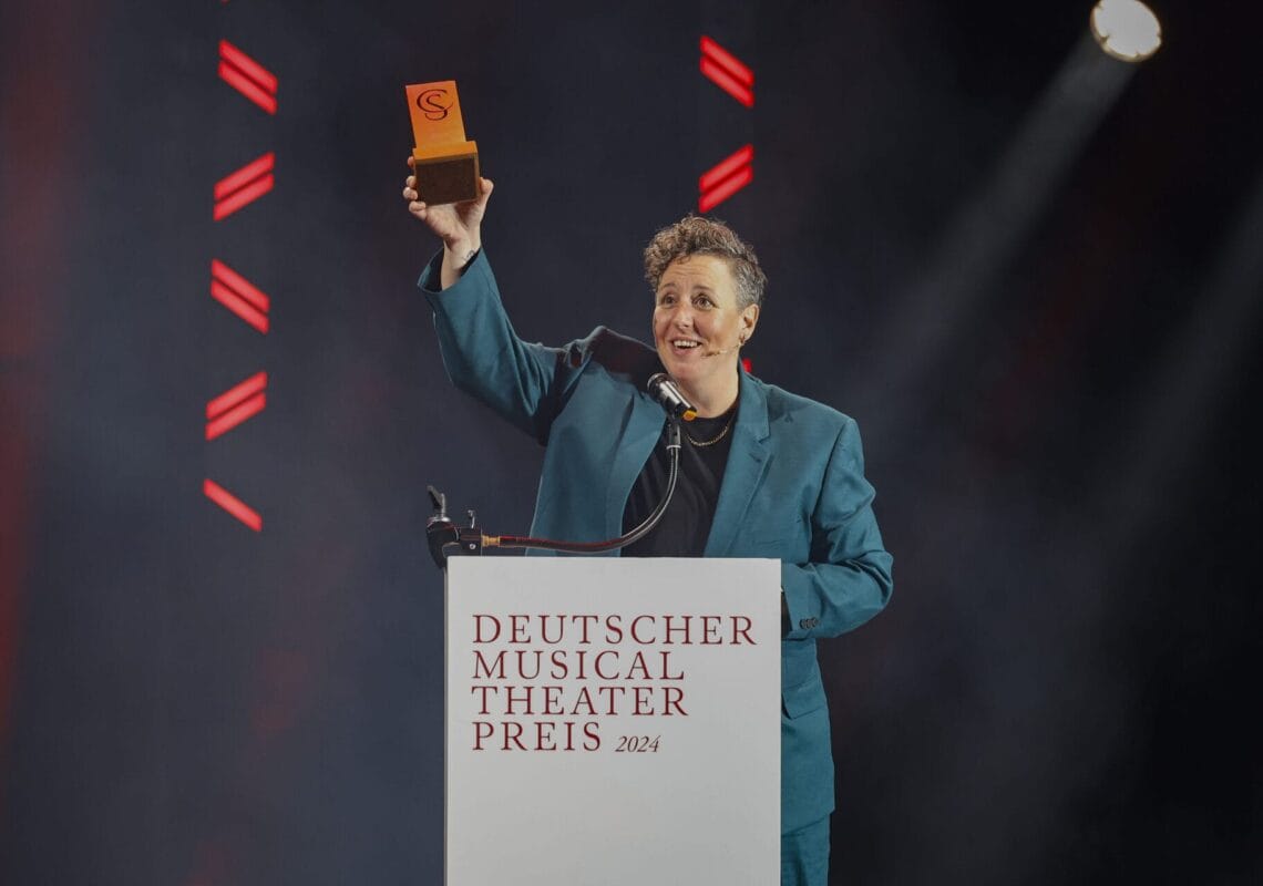Deutscher Musical Theater Preis 2024 - Die Gala im Theater des Westens in Berlin, am 21.10.2024. Die Preisverleihung auf der Bühne im Theater des Westens.Der Deutsche Musical Theater Preis ist einer der wichtigsten Bühnenpreise Deutschlands und zudem die einzige Auszeichnung für deutschsprachige Musicals, die von Profis an Profis verliehen wird. In 16 Kategorien nominiert die Deutsche Musical Akademie herausragende deutschsprachige Musicalproduktionen aus der Spielzeit 2023/2024 und lobt einen Ehrenpreis aus. Der Deutsche Musical Theater Preis wird am 21. Oktober im Rahmen einer großen Gala im Theater des Westens in Berlin verliehen. Durch den Abend führt Jannik Schümann. Zur Preisverleihung sind zahlreiche prominente Gäste aus Kultur, Politik und Show-Business eingeladen.Photo: Deutsche Musical Akademie/mmacm.com