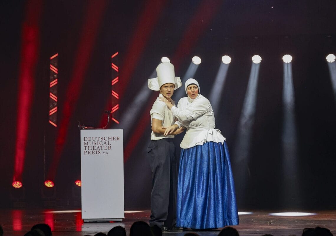 Deutscher Musical Theater Preis 2024 - Die Gala im Theater des Westens in Berlin, am 21.10.2024. Die Preisverleihung auf der Bühne im Theater des Westens.Der Deutsche Musical Theater Preis ist einer der wichtigsten Bühnenpreise Deutschlands und zudem die einzige Auszeichnung für deutschsprachige Musicals, die von Profis an Profis verliehen wird. In 16 Kategorien nominiert die Deutsche Musical Akademie herausragende deutschsprachige Musicalproduktionen aus der Spielzeit 2023/2024 und lobt einen Ehrenpreis aus. Der Deutsche Musical Theater Preis wird am 21. Oktober im Rahmen einer großen Gala im Theater des Westens in Berlin verliehen. Durch den Abend führt Jannik Schümann. Zur Preisverleihung sind zahlreiche prominente Gäste aus Kultur, Politik und Show-Business eingeladen.Photo: Deutsche Musical Akademie/mmacm.com