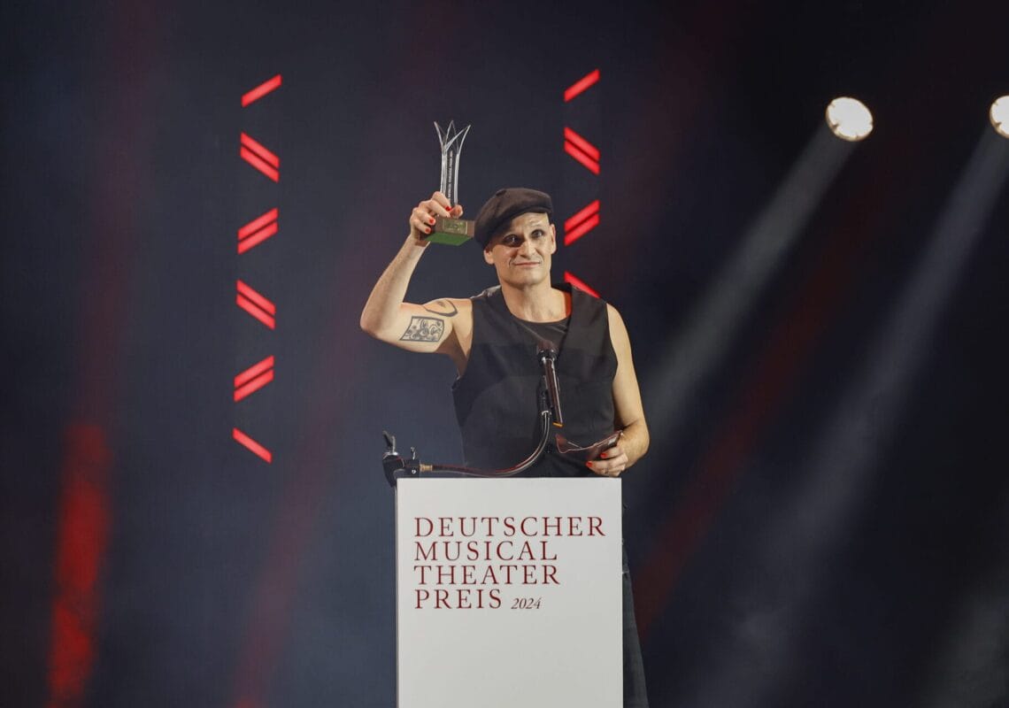 Deutscher Musical Theater Preis 2024 - Die Gala im Theater des Westens in Berlin, am 21.10.2024. Die Preisverleihung auf der Bühne im Theater des Westens.Der Deutsche Musical Theater Preis ist einer der wichtigsten Bühnenpreise Deutschlands und zudem die einzige Auszeichnung für deutschsprachige Musicals, die von Profis an Profis verliehen wird. In 16 Kategorien nominiert die Deutsche Musical Akademie herausragende deutschsprachige Musicalproduktionen aus der Spielzeit 2023/2024 und lobt einen Ehrenpreis aus. Der Deutsche Musical Theater Preis wird am 21. Oktober im Rahmen einer großen Gala im Theater des Westens in Berlin verliehen. Durch den Abend führt Jannik Schümann. Zur Preisverleihung sind zahlreiche prominente Gäste aus Kultur, Politik und Show-Business eingeladen.Photo: Deutsche Musical Akademie/mmacm.com