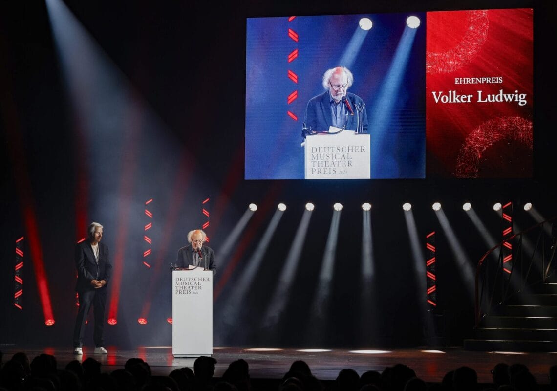 Deutscher Musical Theater Preis 2024 - Die Gala im Theater des Westens in Berlin, am 21.10.2024. Die Preisverleihung auf der Bühne im Theater des Westens.Der Deutsche Musical Theater Preis ist einer der wichtigsten Bühnenpreise Deutschlands und zudem die einzige Auszeichnung für deutschsprachige Musicals, die von Profis an Profis verliehen wird. In 16 Kategorien nominiert die Deutsche Musical Akademie herausragende deutschsprachige Musicalproduktionen aus der Spielzeit 2023/2024 und lobt einen Ehrenpreis aus. Der Deutsche Musical Theater Preis wird am 21. Oktober im Rahmen einer großen Gala im Theater des Westens in Berlin verliehen. Durch den Abend führt Jannik Schümann. Zur Preisverleihung sind zahlreiche prominente Gäste aus Kultur, Politik und Show-Business eingeladen.Photo: Deutsche Musical Akademie/mmacm.com
