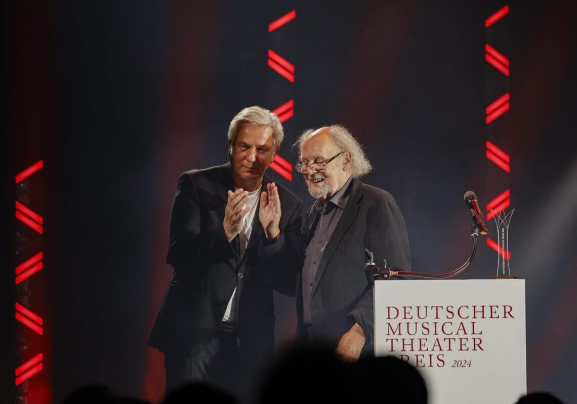 Deutscher Musical Theater Preis 2024 - Die Gala im Theater des Westens in Berlin, am 21.10.2024. Die Preisverleihung auf der Bühne im Theater des Westens.Der Deutsche Musical Theater Preis ist einer der wichtigsten Bühnenpreise Deutschlands und zudem die einzige Auszeichnung für deutschsprachige Musicals, die von Profis an Profis verliehen wird. In 16 Kategorien nominiert die Deutsche Musical Akademie herausragende deutschsprachige Musicalproduktionen aus der Spielzeit 2023/2024 und lobt einen Ehrenpreis aus. Der Deutsche Musical Theater Preis wird am 21. Oktober im Rahmen einer großen Gala im Theater des Westens in Berlin verliehen. Durch den Abend führt Jannik Schümann. Zur Preisverleihung sind zahlreiche prominente Gäste aus Kultur, Politik und Show-Business eingeladen.Photo: Deutsche Musical Akademie/mmacm.com