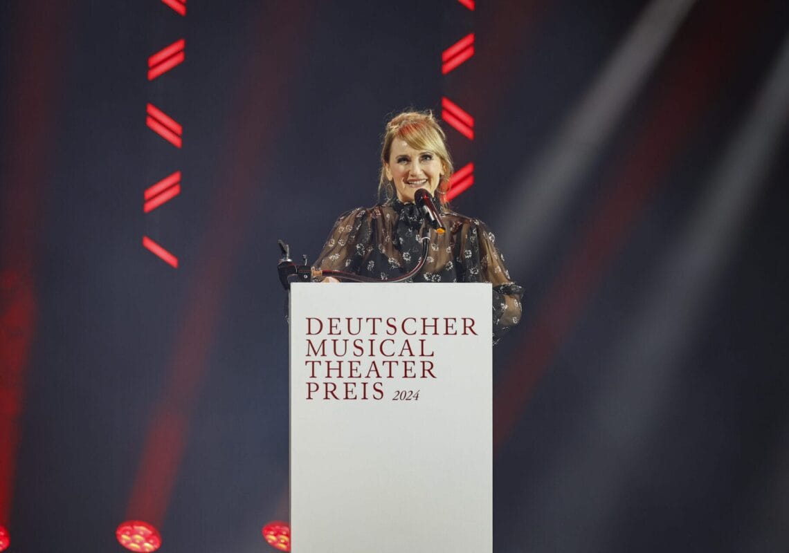 Deutscher Musical Theater Preis 2024 - Die Gala im Theater des Westens in Berlin, am 21.10.2024. Die Preisverleihung auf der Bühne im Theater des Westens.Der Deutsche Musical Theater Preis ist einer der wichtigsten Bühnenpreise Deutschlands und zudem die einzige Auszeichnung für deutschsprachige Musicals, die von Profis an Profis verliehen wird. In 16 Kategorien nominiert die Deutsche Musical Akademie herausragende deutschsprachige Musicalproduktionen aus der Spielzeit 2023/2024 und lobt einen Ehrenpreis aus. Der Deutsche Musical Theater Preis wird am 21. Oktober im Rahmen einer großen Gala im Theater des Westens in Berlin verliehen. Durch den Abend führt Jannik Schümann. Zur Preisverleihung sind zahlreiche prominente Gäste aus Kultur, Politik und Show-Business eingeladen.Photo: Deutsche Musical Akademie/mmacm.com