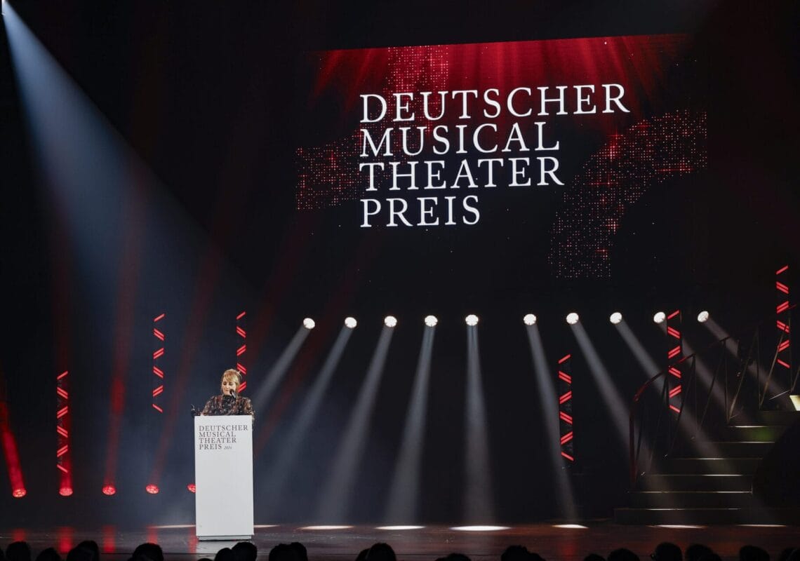 Deutscher Musical Theater Preis 2024 - Die Gala im Theater des Westens in Berlin, am 21.10.2024. Die Preisverleihung auf der Bühne im Theater des Westens.Der Deutsche Musical Theater Preis ist einer der wichtigsten Bühnenpreise Deutschlands und zudem die einzige Auszeichnung für deutschsprachige Musicals, die von Profis an Profis verliehen wird. In 16 Kategorien nominiert die Deutsche Musical Akademie herausragende deutschsprachige Musicalproduktionen aus der Spielzeit 2023/2024 und lobt einen Ehrenpreis aus. Der Deutsche Musical Theater Preis wird am 21. Oktober im Rahmen einer großen Gala im Theater des Westens in Berlin verliehen. Durch den Abend führt Jannik Schümann. Zur Preisverleihung sind zahlreiche prominente Gäste aus Kultur, Politik und Show-Business eingeladen.Photo: Deutsche Musical Akademie/mmacm.com