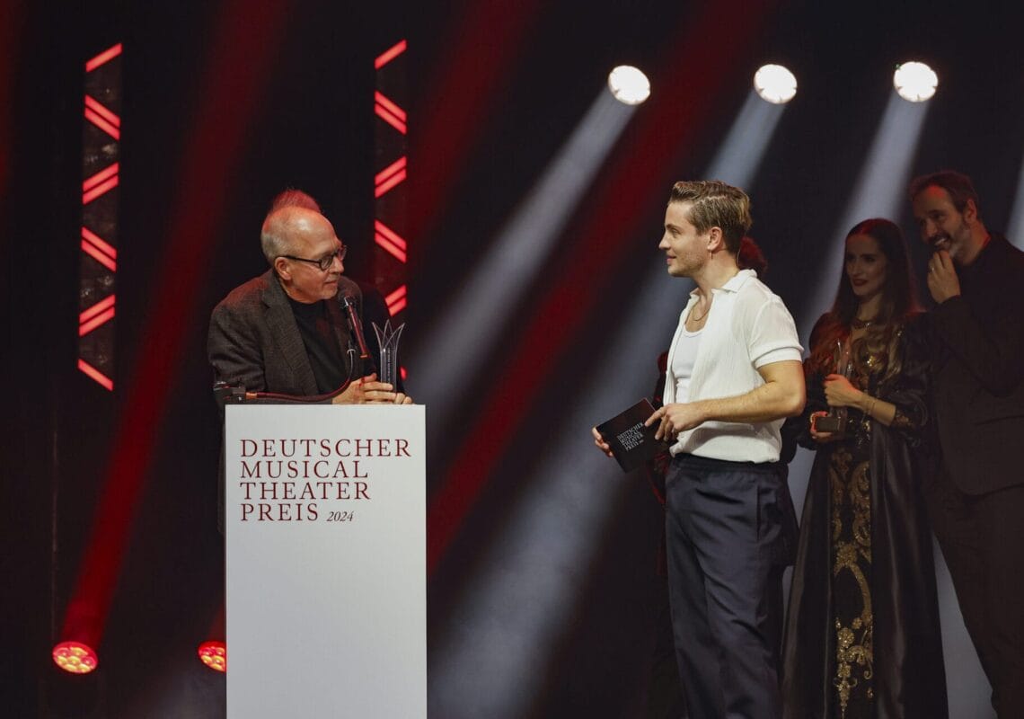 Deutscher Musical Theater Preis 2024 - Die Gala im Theater des Westens in Berlin, am 21.10.2024. Die Preisverleihung auf der Bühne im Theater des Westens.Der Deutsche Musical Theater Preis ist einer der wichtigsten Bühnenpreise Deutschlands und zudem die einzige Auszeichnung für deutschsprachige Musicals, die von Profis an Profis verliehen wird. In 16 Kategorien nominiert die Deutsche Musical Akademie herausragende deutschsprachige Musicalproduktionen aus der Spielzeit 2023/2024 und lobt einen Ehrenpreis aus. Der Deutsche Musical Theater Preis wird am 21. Oktober im Rahmen einer großen Gala im Theater des Westens in Berlin verliehen. Durch den Abend führt Jannik Schümann. Zur Preisverleihung sind zahlreiche prominente Gäste aus Kultur, Politik und Show-Business eingeladen.Photo: Deutsche Musical Akademie/mmacm.com