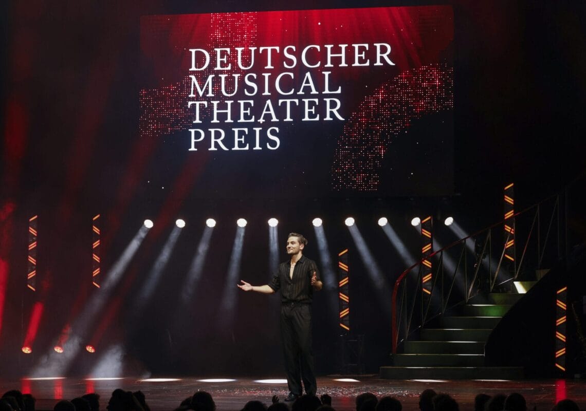 Deutscher Musical Theater Preis 2024 - Die Gala im Theater des Westens in Berlin, am 21.10.2024. Die Preisverleihung auf der Bühne im Theater des Westens.Der Deutsche Musical Theater Preis ist einer der wichtigsten Bühnenpreise Deutschlands und zudem die einzige Auszeichnung für deutschsprachige Musicals, die von Profis an Profis verliehen wird. In 16 Kategorien nominiert die Deutsche Musical Akademie herausragende deutschsprachige Musicalproduktionen aus der Spielzeit 2023/2024 und lobt einen Ehrenpreis aus. Der Deutsche Musical Theater Preis wird am 21. Oktober im Rahmen einer großen Gala im Theater des Westens in Berlin verliehen. Durch den Abend führt Jannik Schümann. Zur Preisverleihung sind zahlreiche prominente Gäste aus Kultur, Politik und Show-Business eingeladen.Photo: Deutsche Musical Akademie/mmacm.com