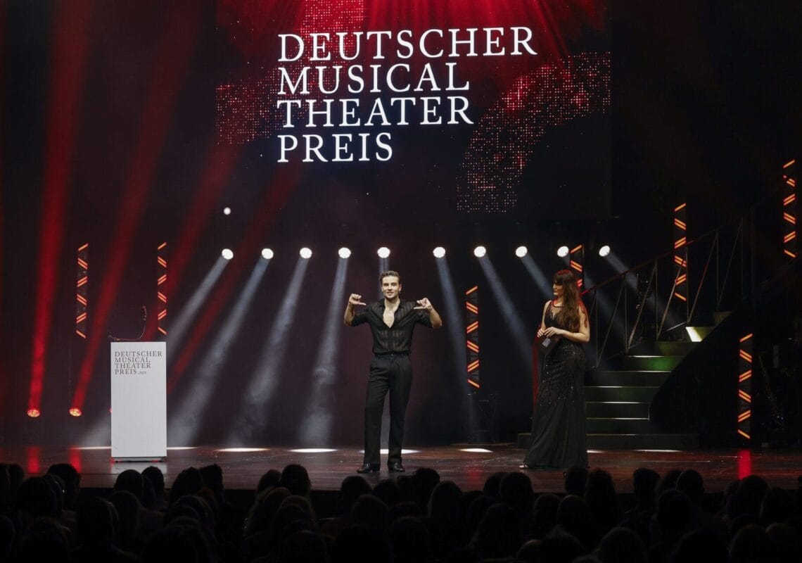 Deutscher Musical Theater Preis 2024 - Die Gala im Theater des Westens in Berlin, am 21.10.2024. Die Preisverleihung auf der Bühne im Theater des Westens.Der Deutsche Musical Theater Preis ist einer der wichtigsten Bühnenpreise Deutschlands und zudem die einzige Auszeichnung für deutschsprachige Musicals, die von Profis an Profis verliehen wird. In 16 Kategorien nominiert die Deutsche Musical Akademie herausragende deutschsprachige Musicalproduktionen aus der Spielzeit 2023/2024 und lobt einen Ehrenpreis aus. Der Deutsche Musical Theater Preis wird am 21. Oktober im Rahmen einer großen Gala im Theater des Westens in Berlin verliehen. Durch den Abend führt Jannik Schümann. Zur Preisverleihung sind zahlreiche prominente Gäste aus Kultur, Politik und Show-Business eingeladen.Photo: Deutsche Musical Akademie/mmacm.com