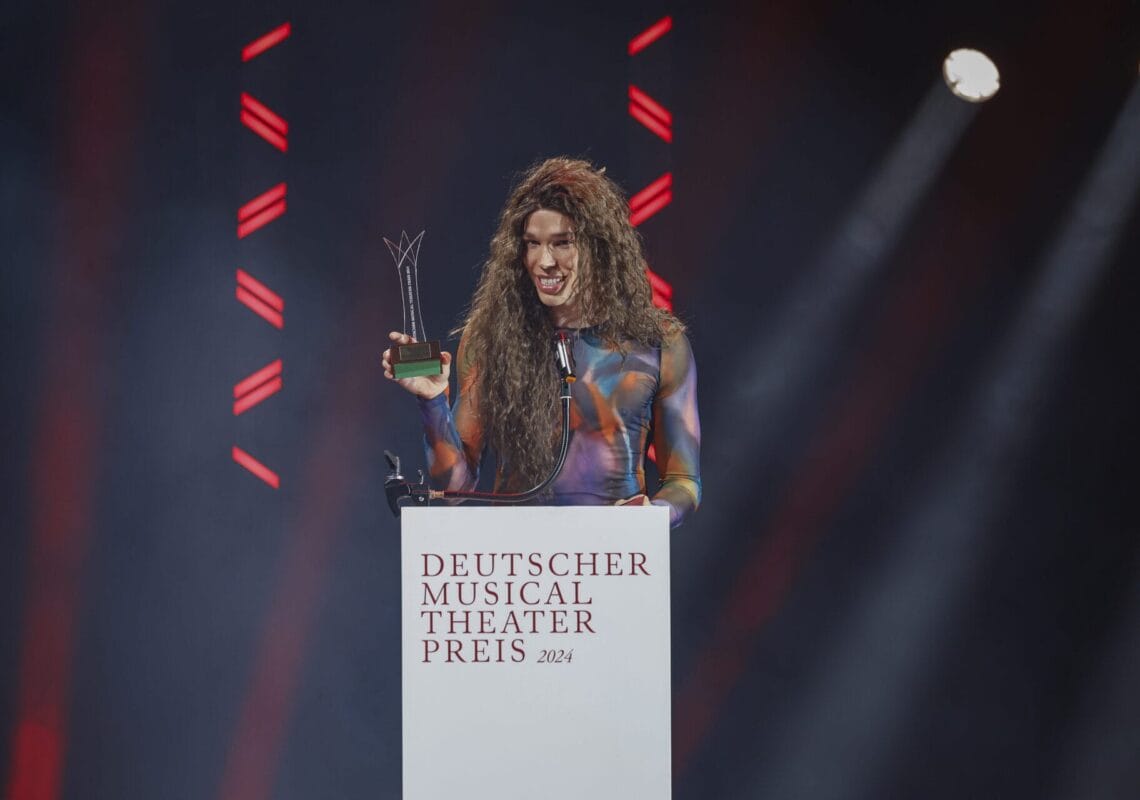 Deutscher Musical Theater Preis 2024 - Die Gala im Theater des Westens in Berlin, am 21.10.2024. Die Preisverleihung auf der Bühne im Theater des Westens.Der Deutsche Musical Theater Preis ist einer der wichtigsten Bühnenpreise Deutschlands und zudem die einzige Auszeichnung für deutschsprachige Musicals, die von Profis an Profis verliehen wird. In 16 Kategorien nominiert die Deutsche Musical Akademie herausragende deutschsprachige Musicalproduktionen aus der Spielzeit 2023/2024 und lobt einen Ehrenpreis aus. Der Deutsche Musical Theater Preis wird am 21. Oktober im Rahmen einer großen Gala im Theater des Westens in Berlin verliehen. Durch den Abend führt Jannik Schümann. Zur Preisverleihung sind zahlreiche prominente Gäste aus Kultur, Politik und Show-Business eingeladen.Photo: Deutsche Musical Akademie/mmacm.com